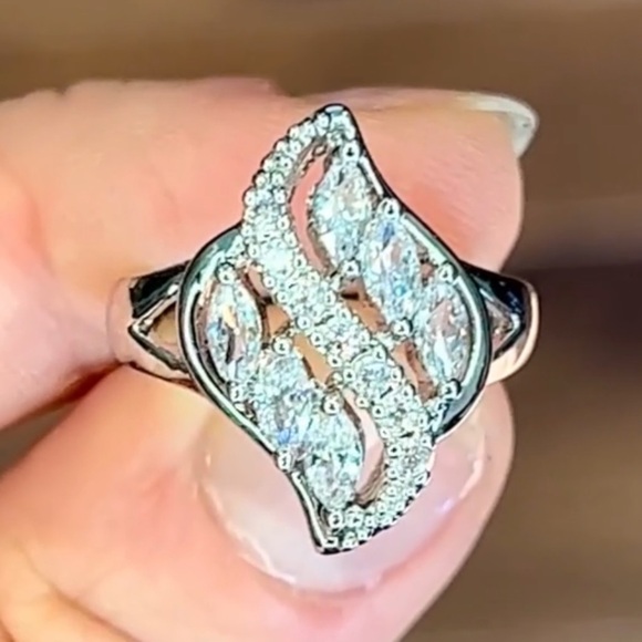 NWT Exquisite Twisted Navette Abstract Dinner Ring - Picture 1 of 2